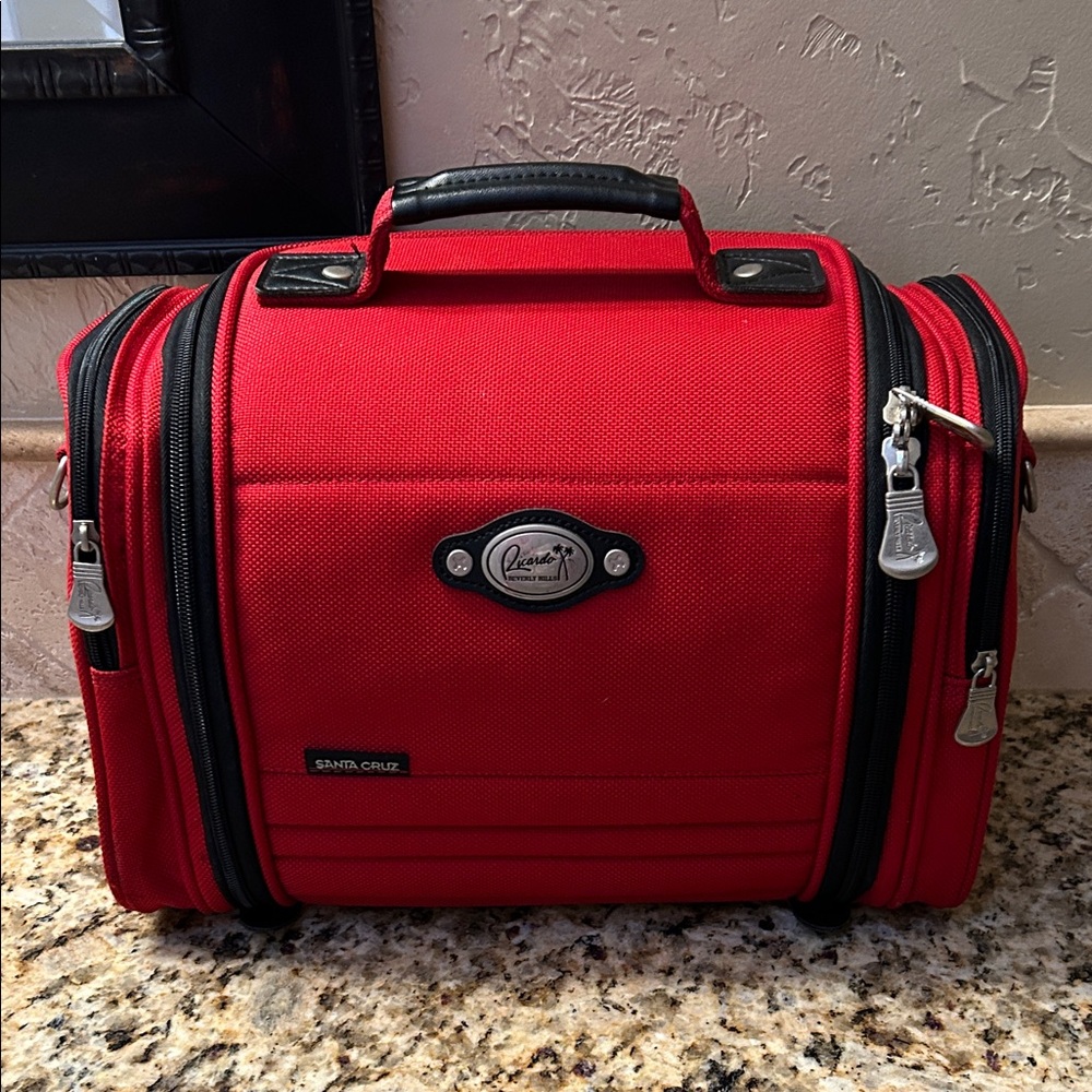 Red Quasar Men's Travel Bag